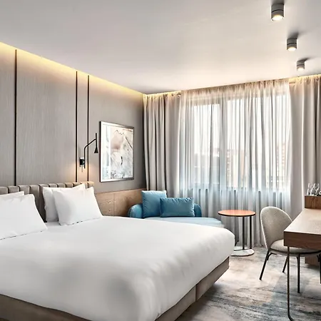 Crowne Plaza By Ihg Хотел