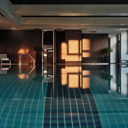 Crowne Plaza By Ihg Хотел