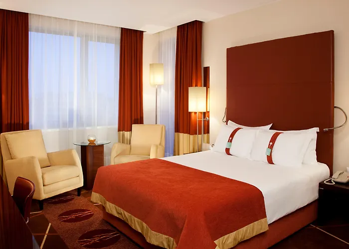 Crowne Plaza By Ihg מלון